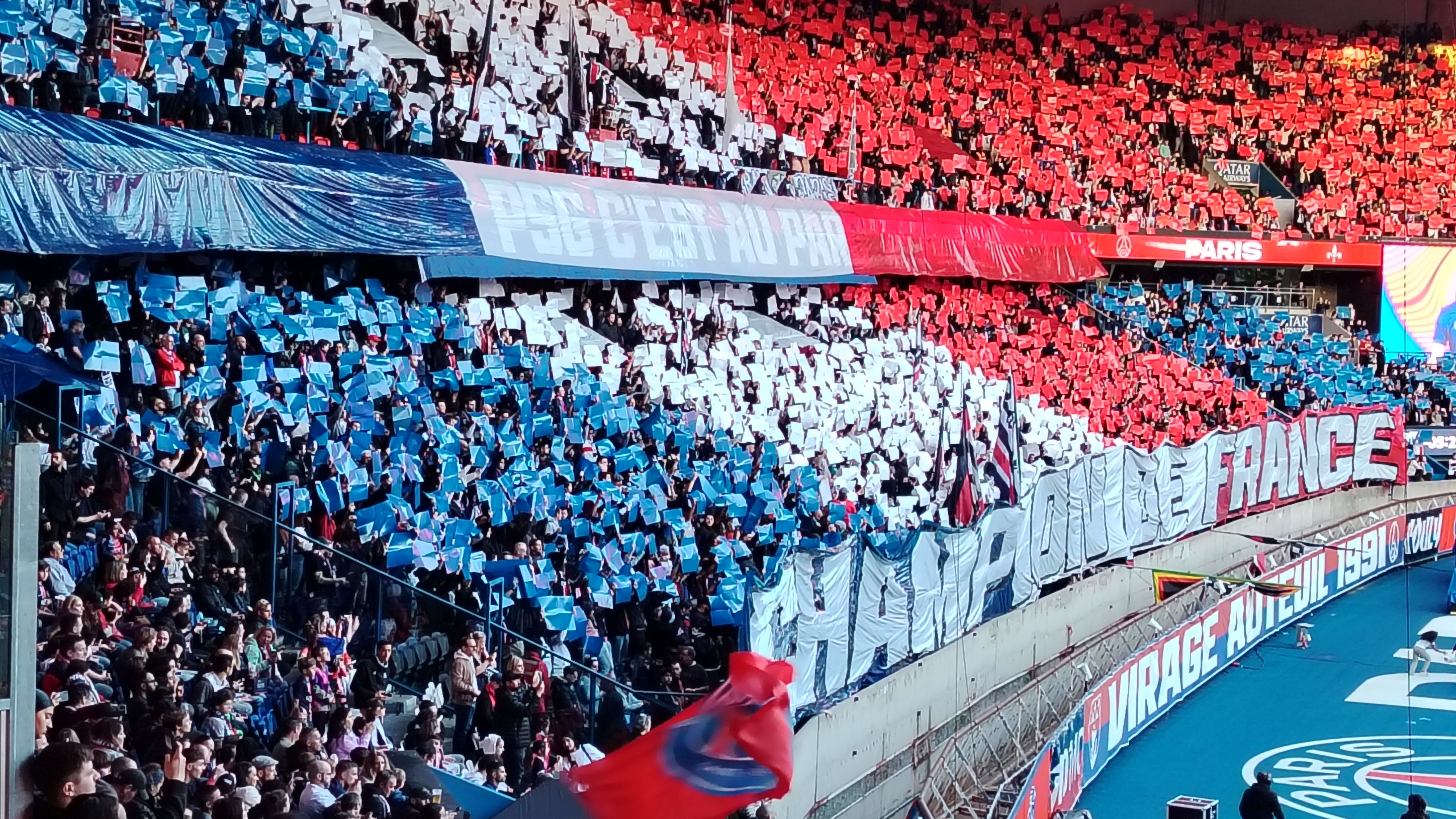 沧州主场球迷氛围热烈，场面异常激动