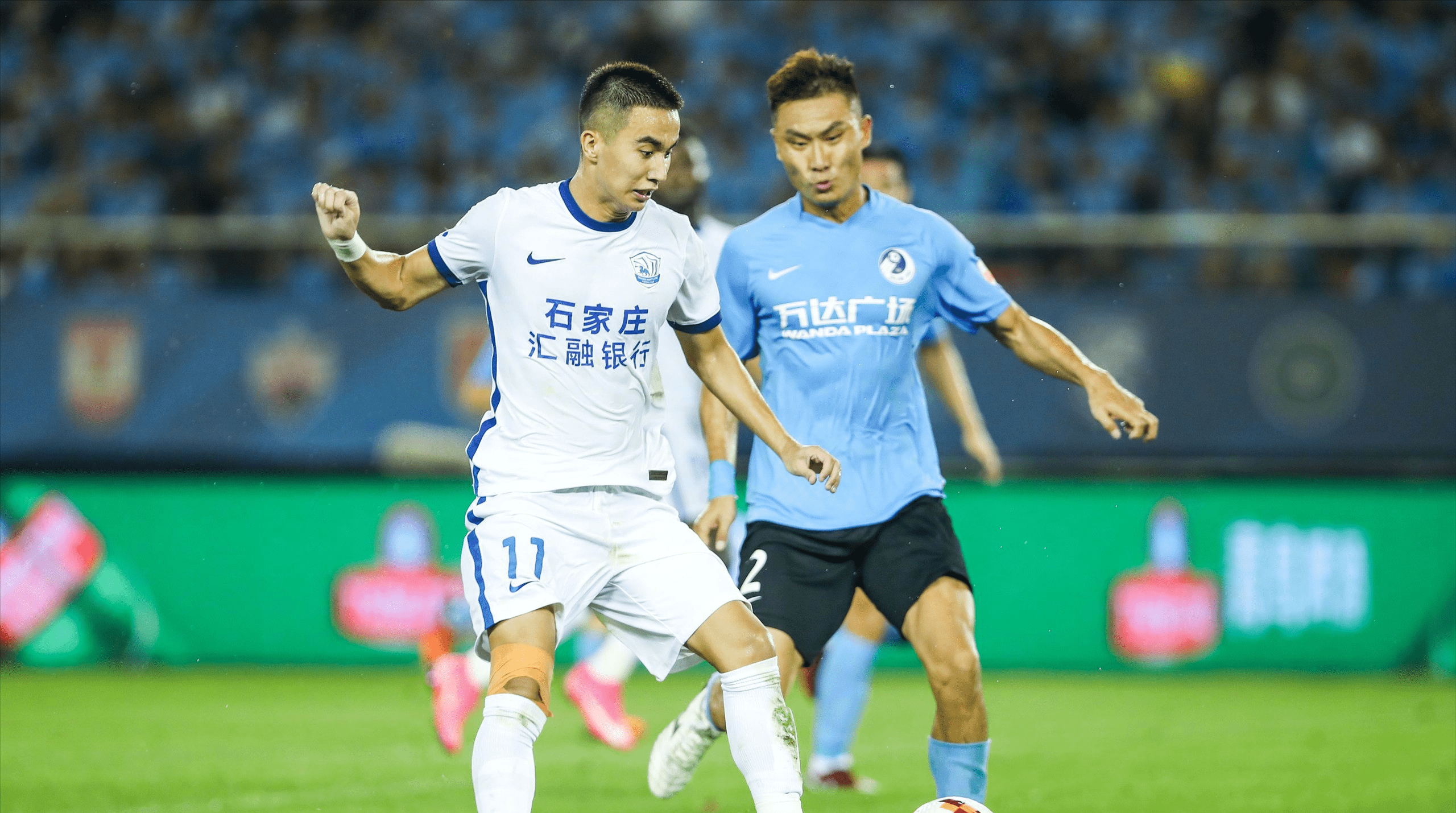 沧州主场球迷氛围热烈，场面异常激动