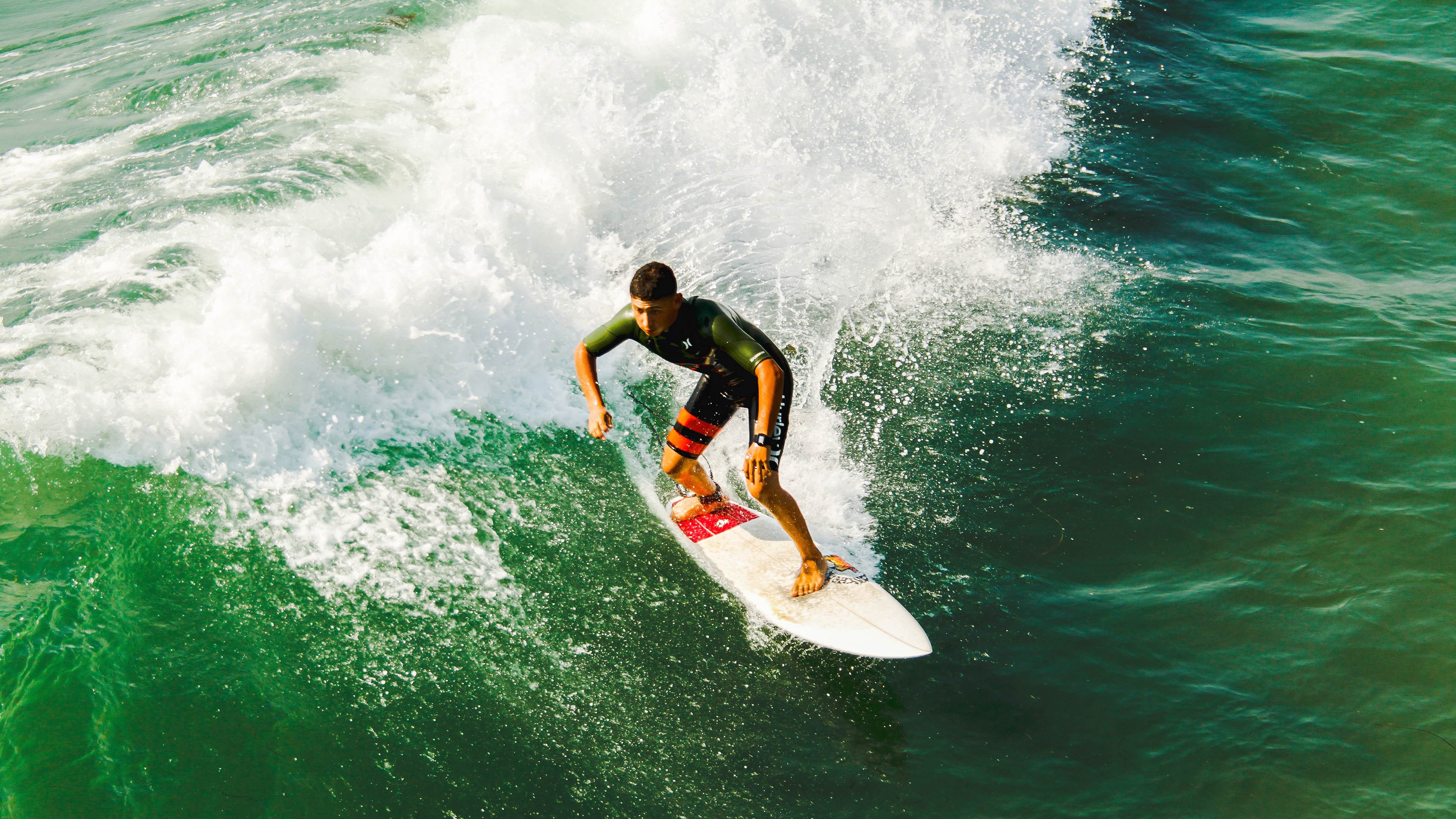 开云体育官网-F1新赛季揭幕战之夜，库里用一记不可复制的后撤步，踩停了所有轰鸣
